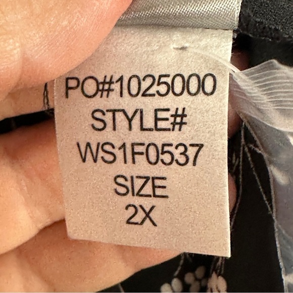 NYDJ pintuck blouse, sz 2X, black/white, flowy, v-neck, date night, fall, NEW - Picture 11 of 15